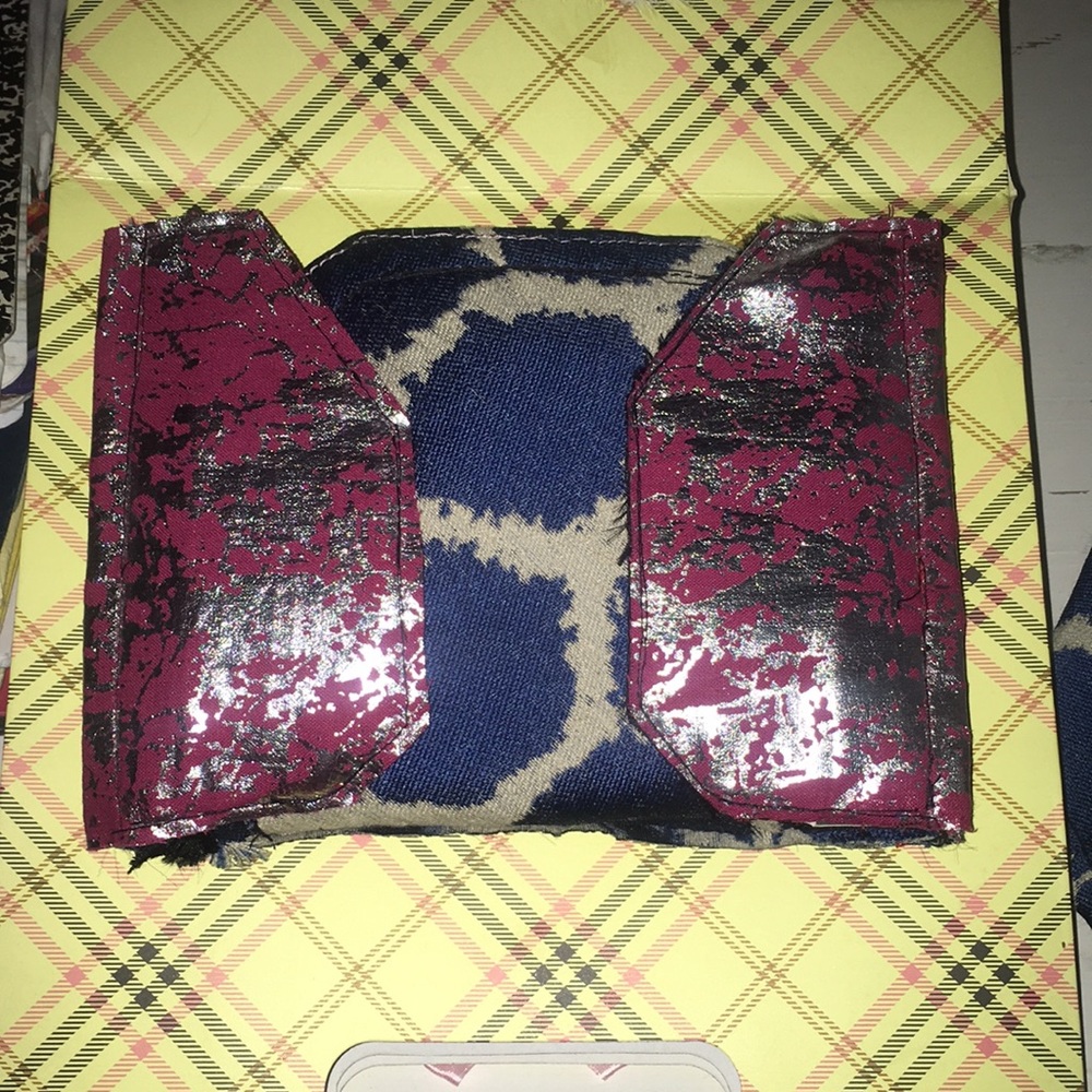 Sludge chamber clutch purse